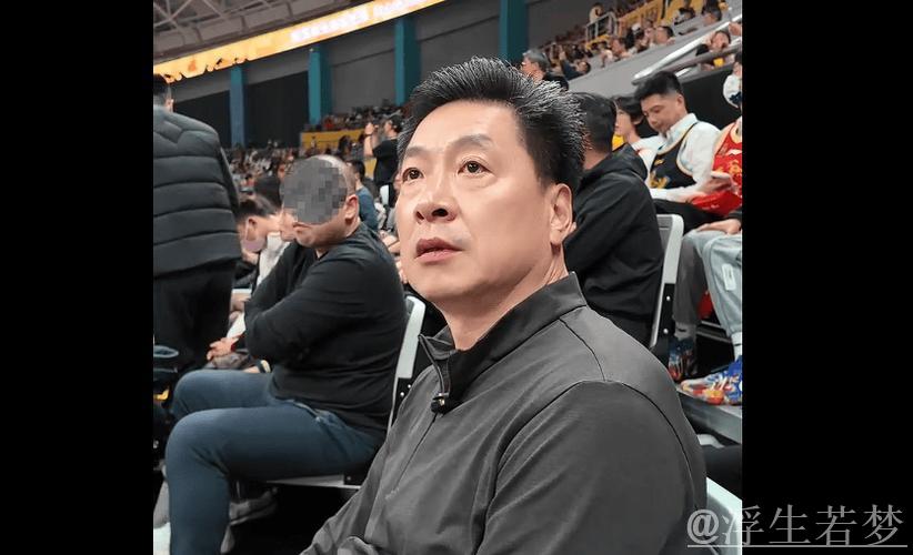 李春江晒观赛片段:以球迷身份领奖,重在参与 李春江晒观赛片段:以球迷身份领奖,重在参与